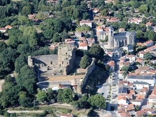Vue aérienne du château de Talmont Saint Hilaire en Vendée