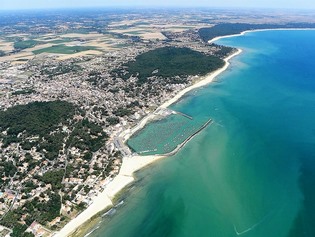 Vue aérienne du port de plaisance de Jard sur Mer en Vendée